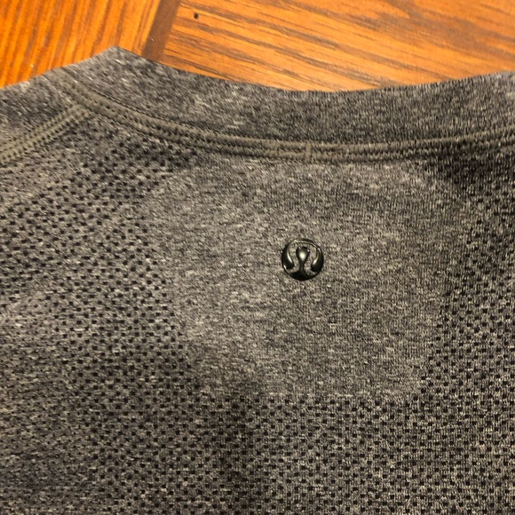 Lululemon Mens Grey Shirt - Picture 9 of 13